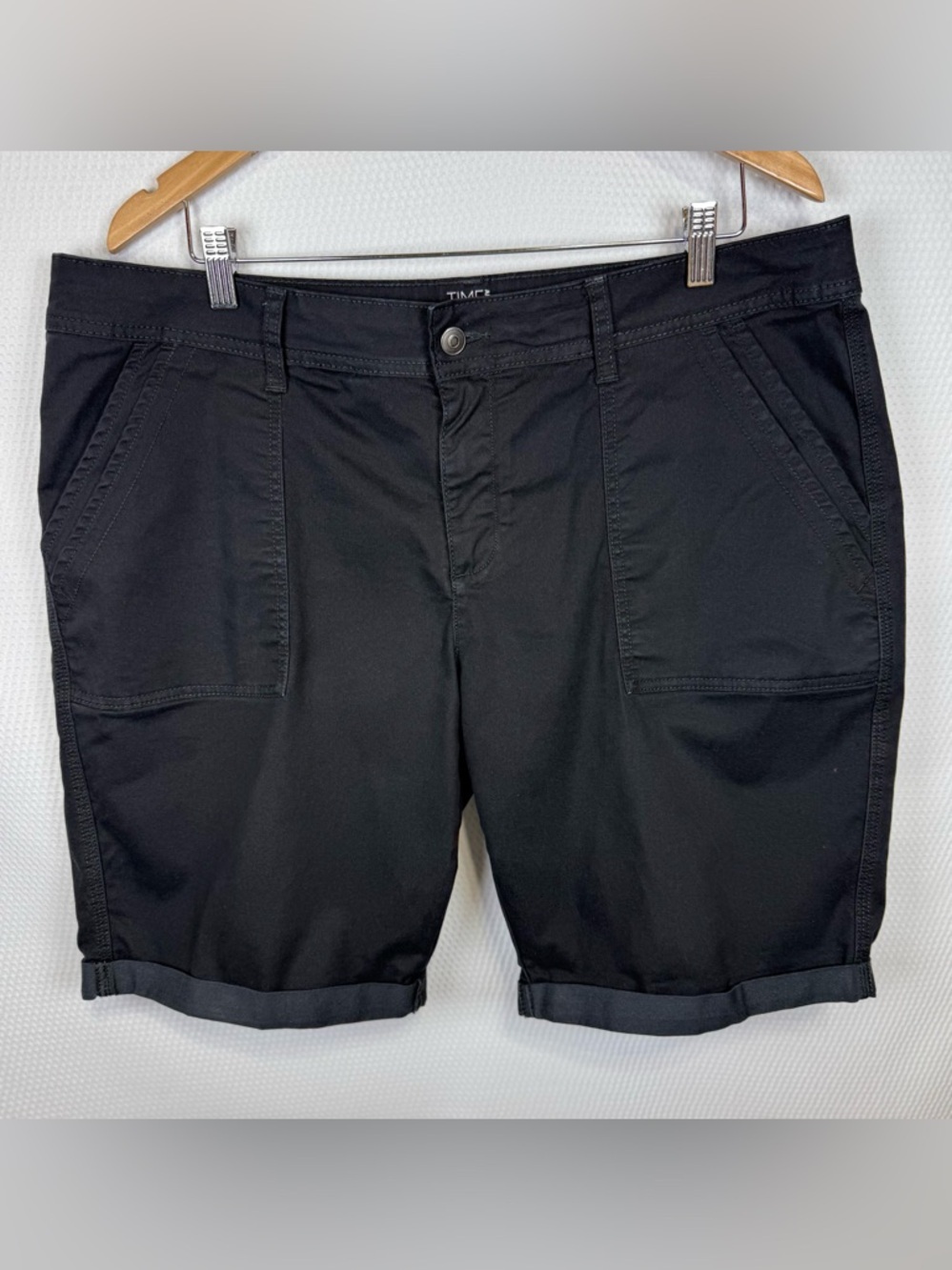 Time and Tru Black Bermuda Shorts Size 18 Stretch Mid Rise Cuffed Casual